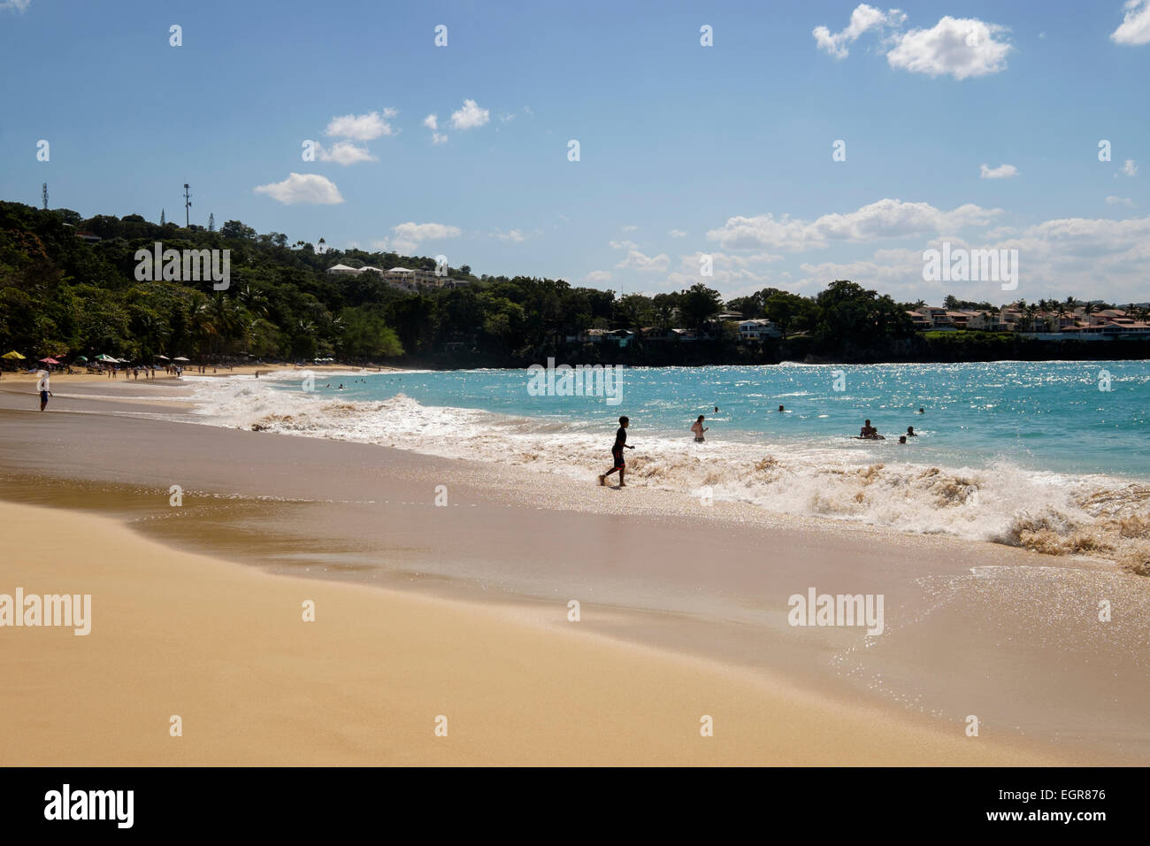 Touristen und einheimische Schwimmen im Atlantik in der Ferienregion von Sosua, Puerto Plata, Dominikanische Republik, Karibik Stockfoto