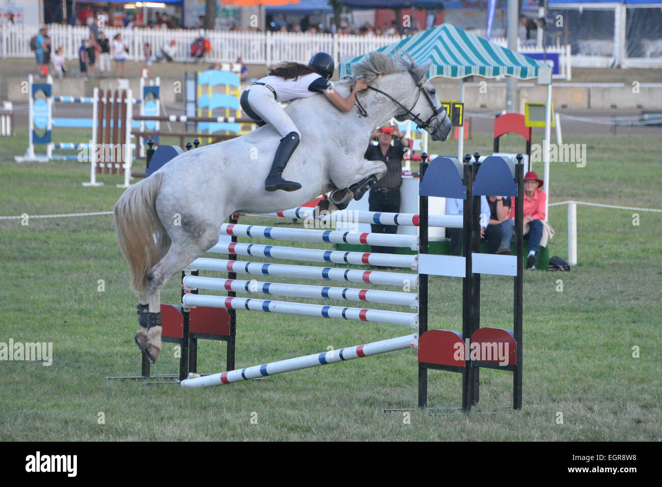 Canberra, Australien. 28. Februar 2015. Eine Reiterin und ihr Pferd springen die Hürde, während die Royal Canberra Show in Canberra, Australien, 28. Februar 2015. Die Royal Canberra Show, die eine jährliche Agrarmesse seit 1927 von der Royal National Capital Agricultural Society ist, hier vom 27. Februar bis März 1 statt. © Justin Qian/Xinhua/Alamy Live-Nachrichten Stockfoto