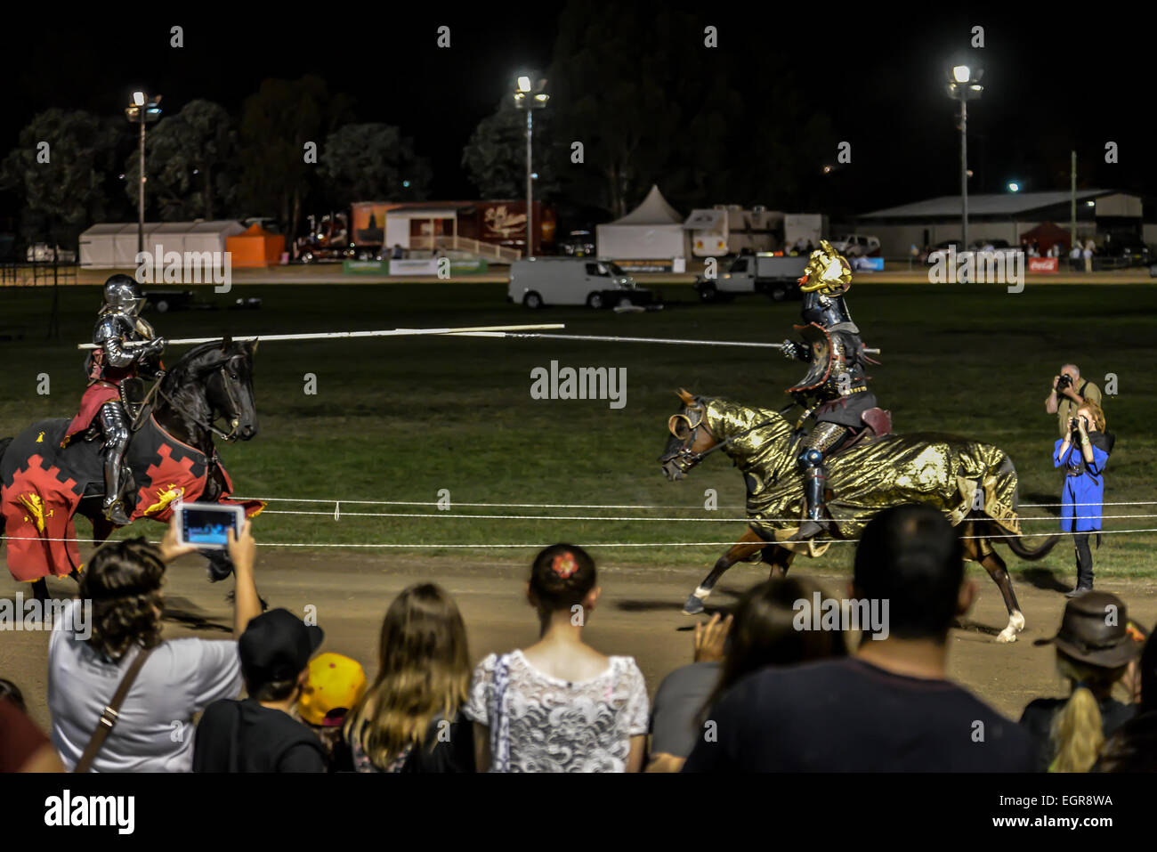 Canberra, Australien. 28. Februar 2015. Die Menschen sehen ein Turnier während der Royal Canberra Show in Canberra, Australien, 28. Februar 2015 zeigen. Die Royal Canberra Show, die eine jährliche Agrarmesse seit 1927 von der Royal National Capital Agricultural Society ist, hier vom 27. Februar bis März 1 statt. © Justin Qian/Xinhua/Alamy Live-Nachrichten Stockfoto