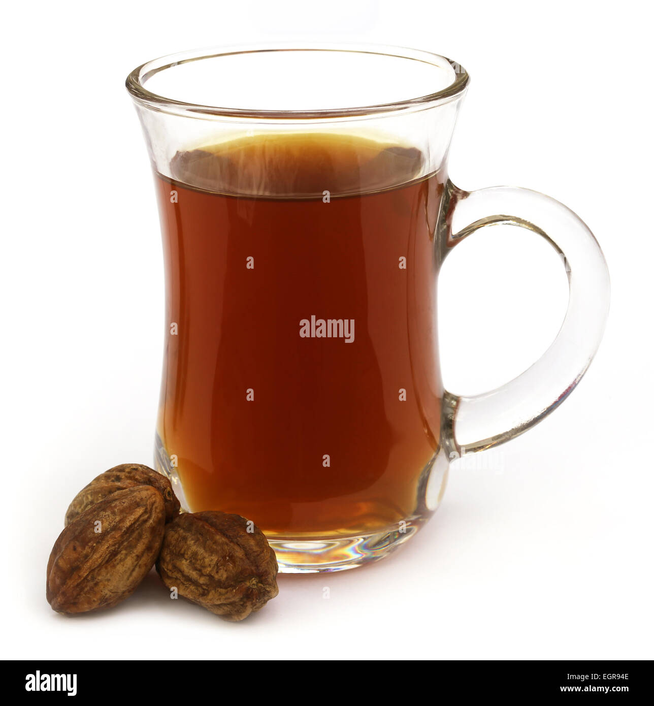 Ayrvedic Tee medizinische Haritaki Früchte auf weißem Hintergrund Stockfoto