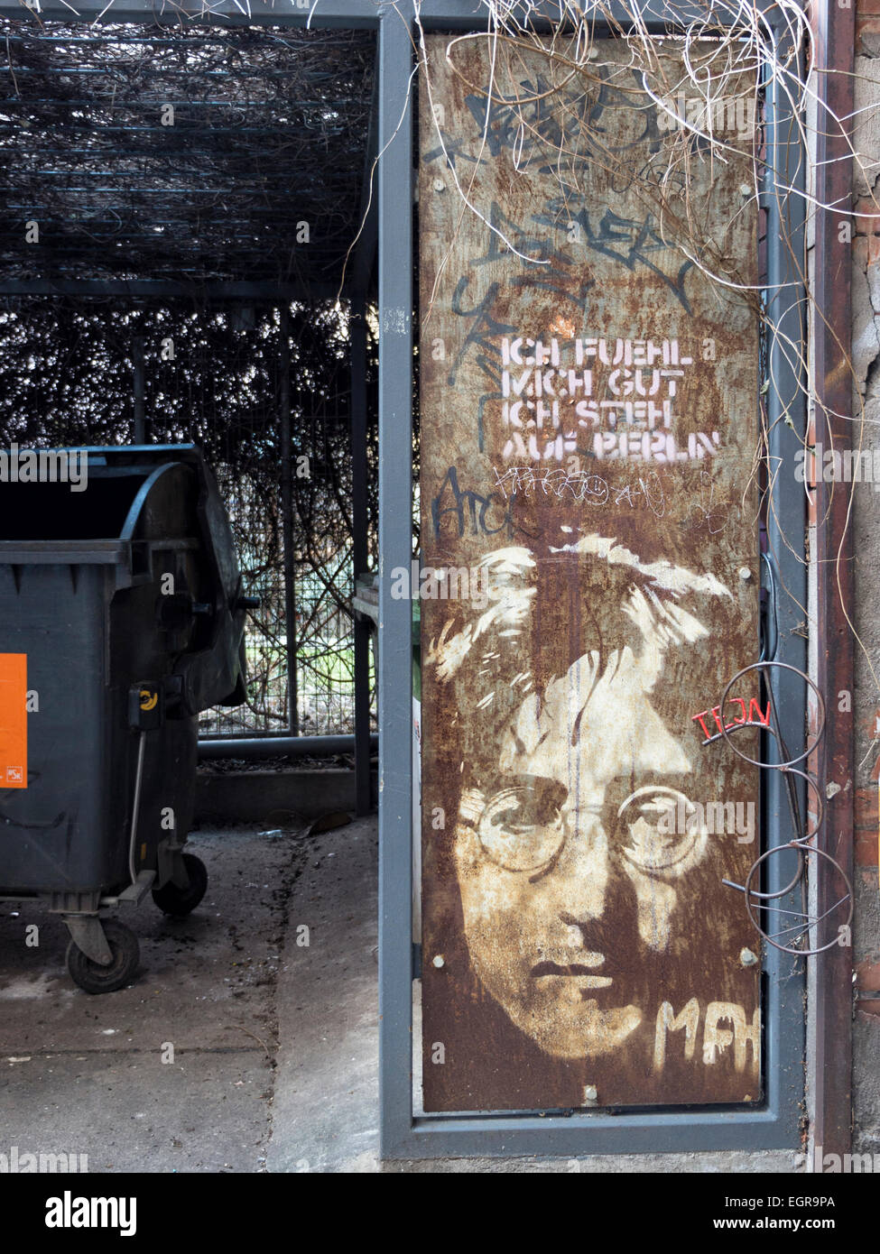 Berlin Dock 11 schrullige Detail, John Lennon Poster und riesigen Brille außerhalb Altbau jetzt in trendigen Tanzstudios konvertiert Stockfoto