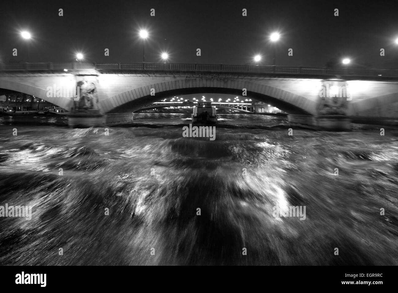 Auf einem Bateau-Mouche auf der Seine in der Nacht gehen durch Paris unter den Brücken Stockfoto