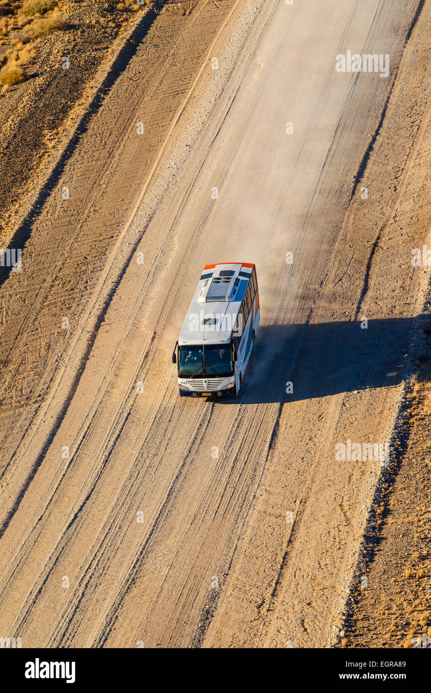 Eine Luftaufnahme von einem Bus fahren auf einer unbefestigten Straße in Namibia. Stockfoto