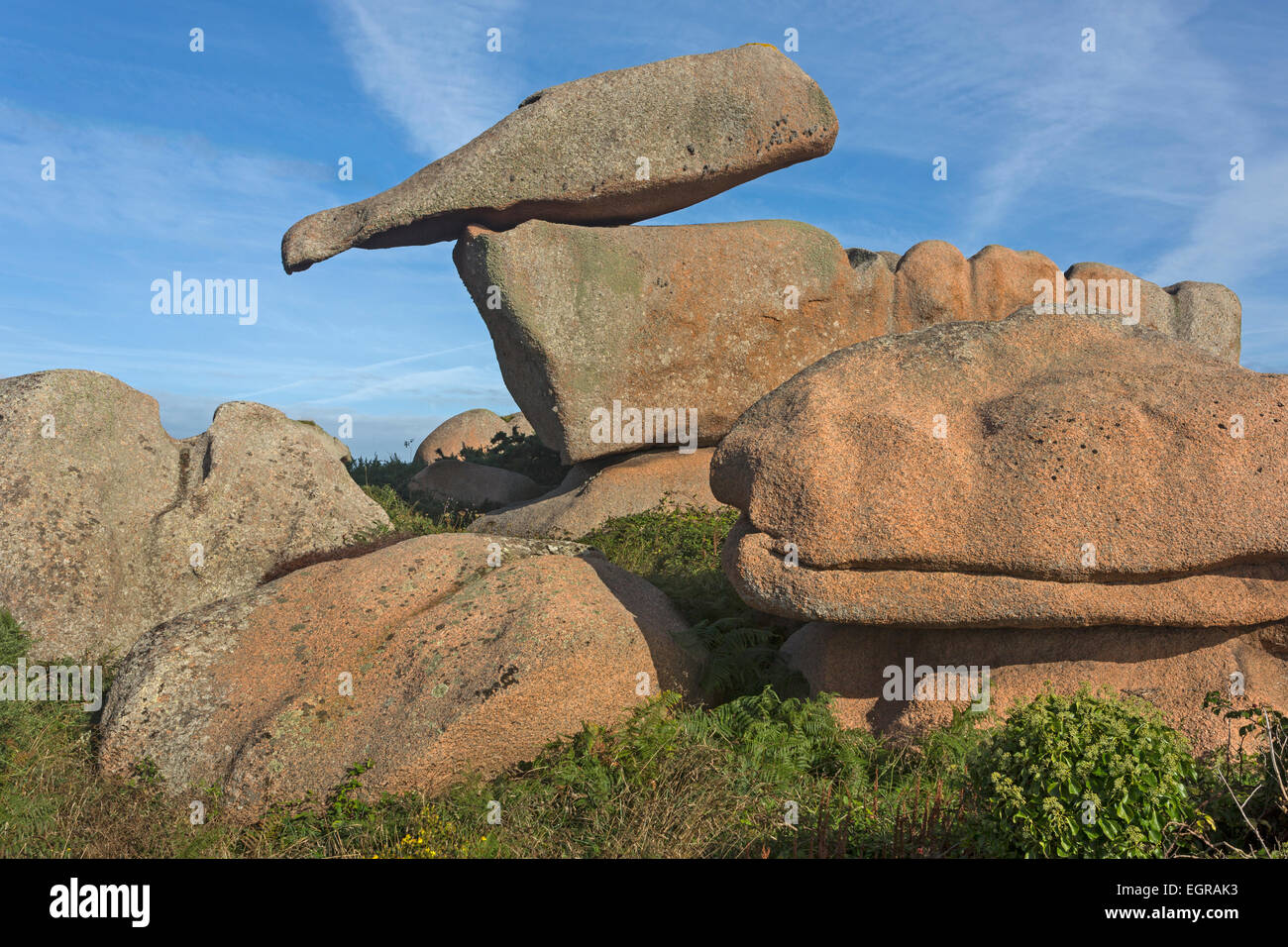 Granite rock auf Côte de Granit Rose oder rosa Granit Küste, Ploumanac'h, Bretagne, Frankreich, Europa Stockfoto