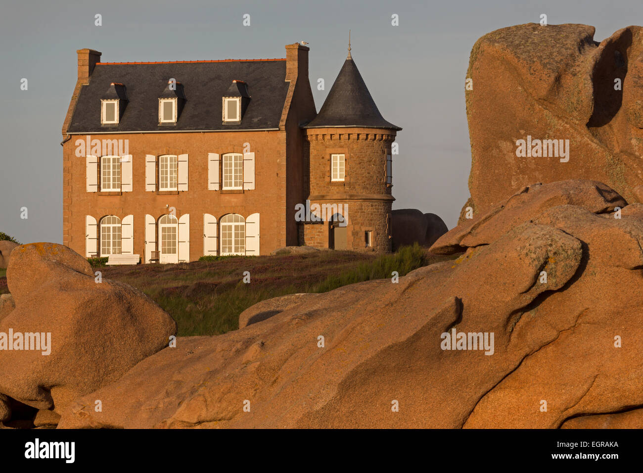 Haus an der Côte de Granit Rose Granit de Rose, Bretagne, Frankreich, Europa Stockfoto