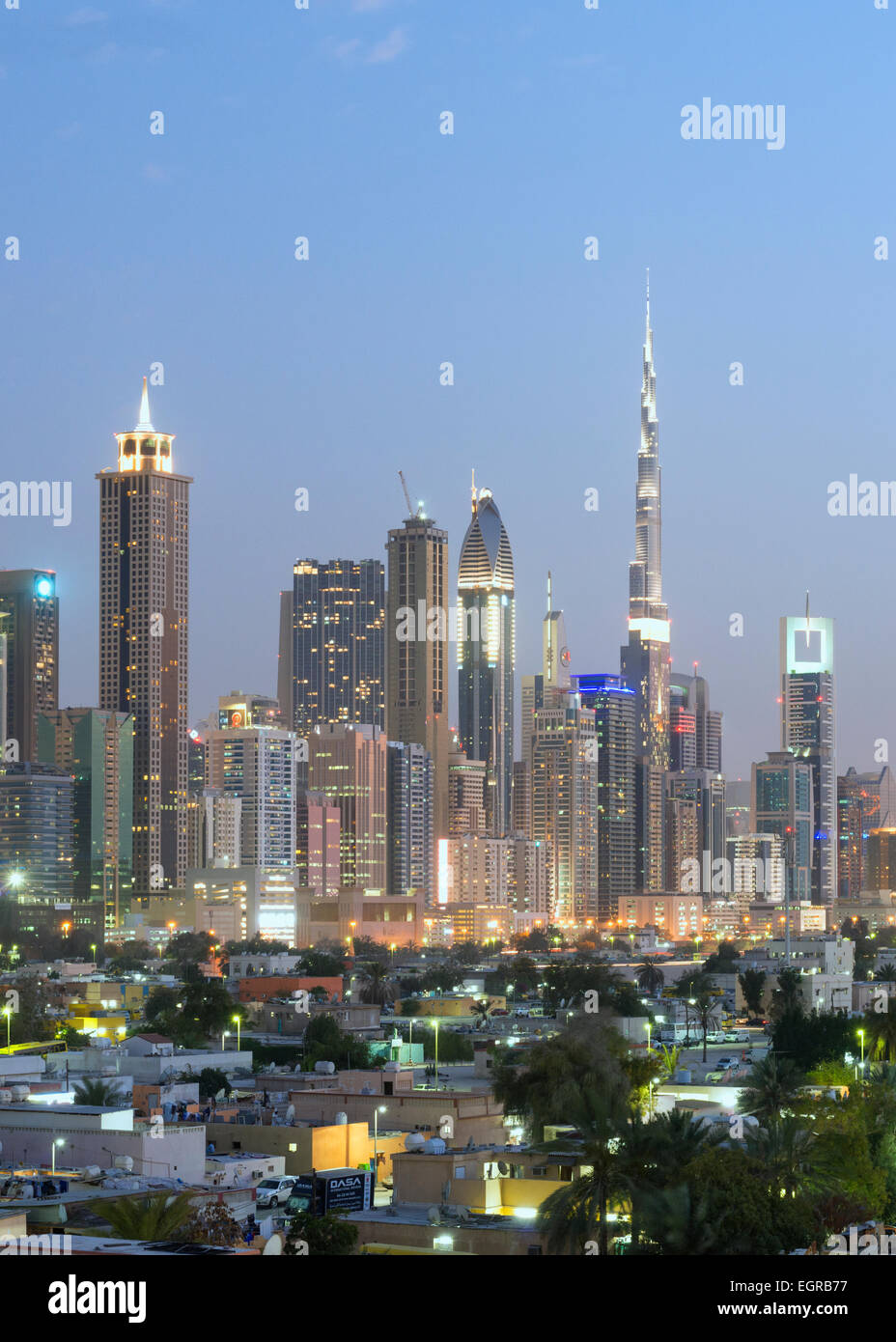 Skyline der Wolkenkratzer an der Sheikh Zayed Road und alten Stadtteil Satwa in Dubai Vereinigte Arabische Emirate Stockfoto
