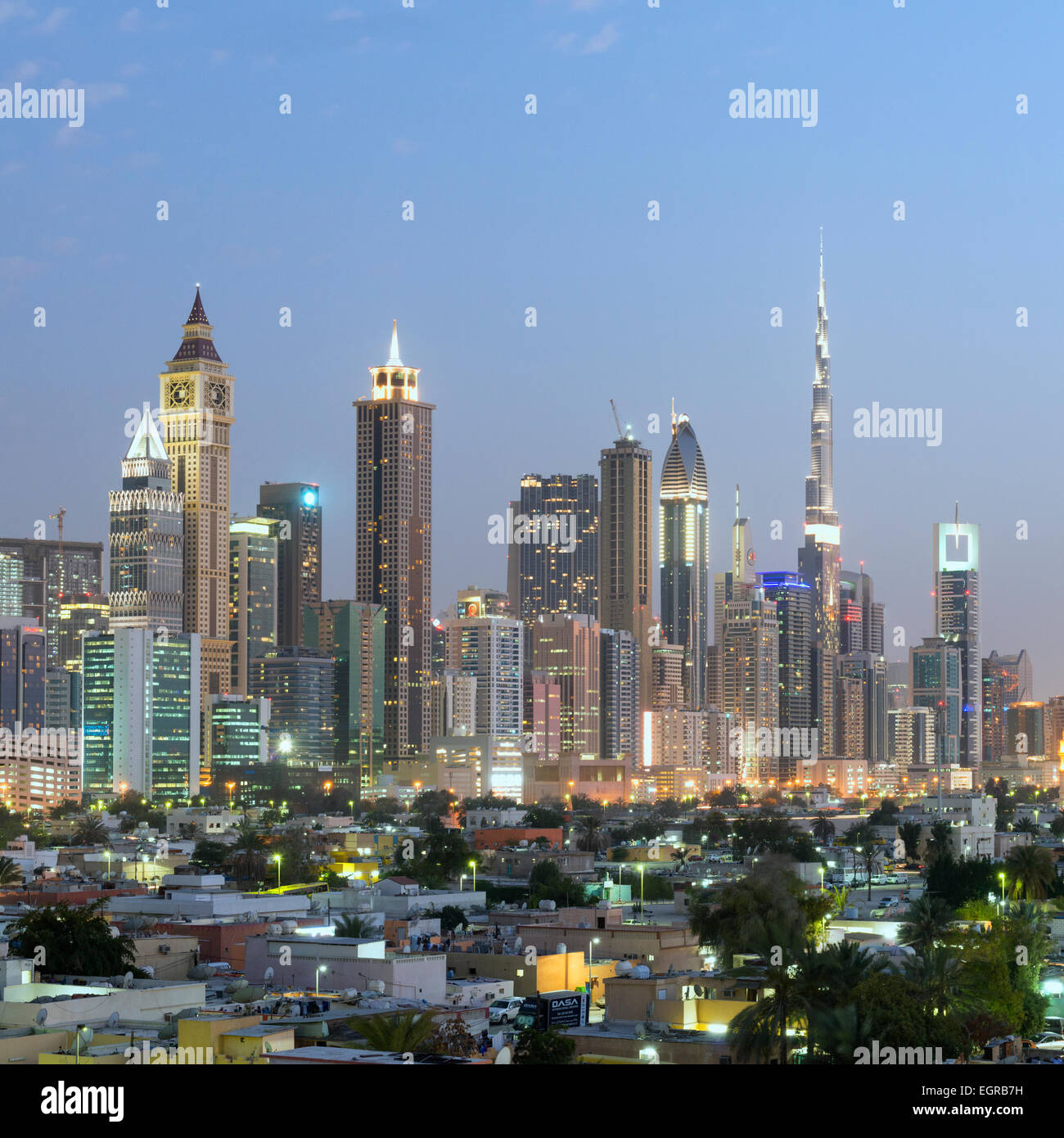 Skyline der Wolkenkratzer an der Sheikh Zayed Road und alten Stadtteil Satwa in Dubai Vereinigte Arabische Emirate Stockfoto