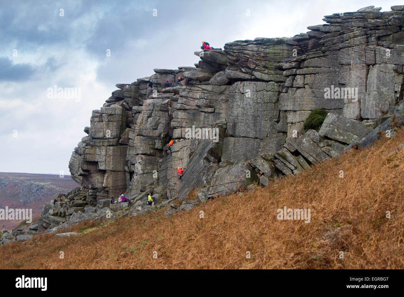 Bergsteiger auf Stanage Edge im Peak District Stockfoto