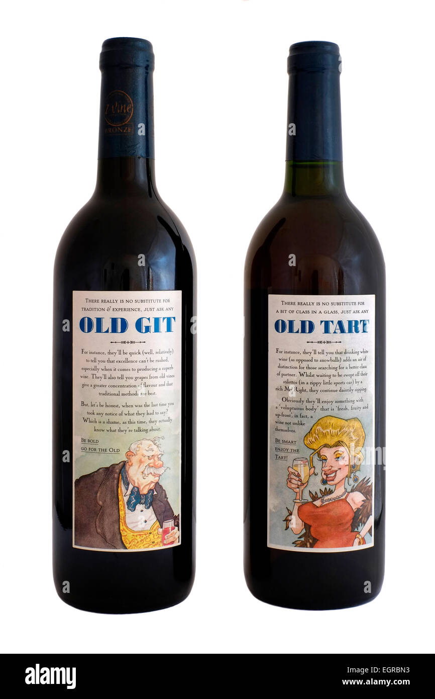 zwei Flaschen roten Wein alte Git und alte Torte isoliert auf weißem Hintergrund Stockfoto