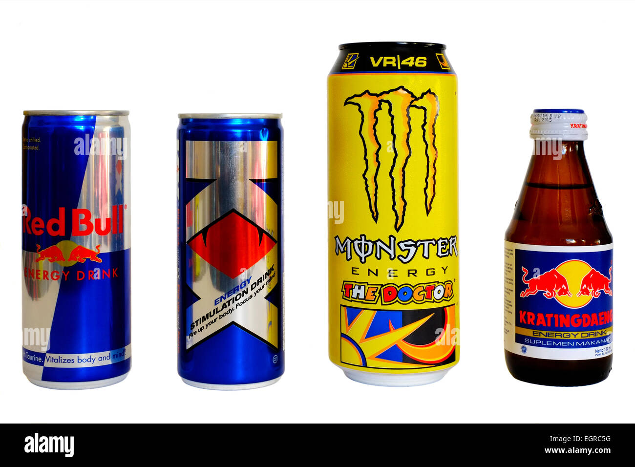 Sortiment der beliebten Energy-Drinks vor einem weißen Hintergrund Stockfoto
