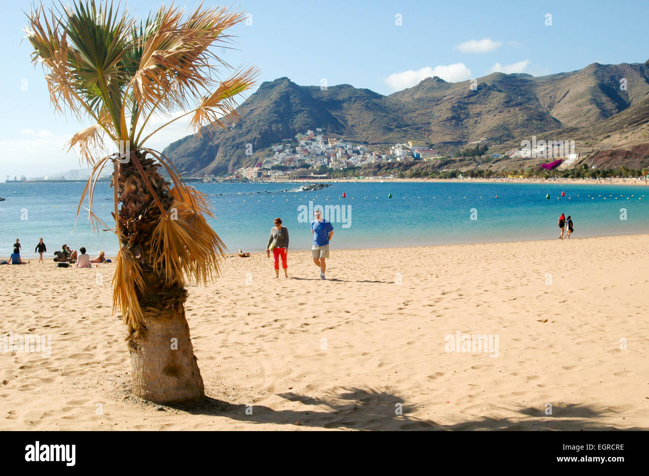 Touristen Flanieren am Playa Las Teresitas Strand, in der Nähe von Santa Cruz De Tenerife, Teneriffa, Kanarische Inseln, Spanien Stockfoto