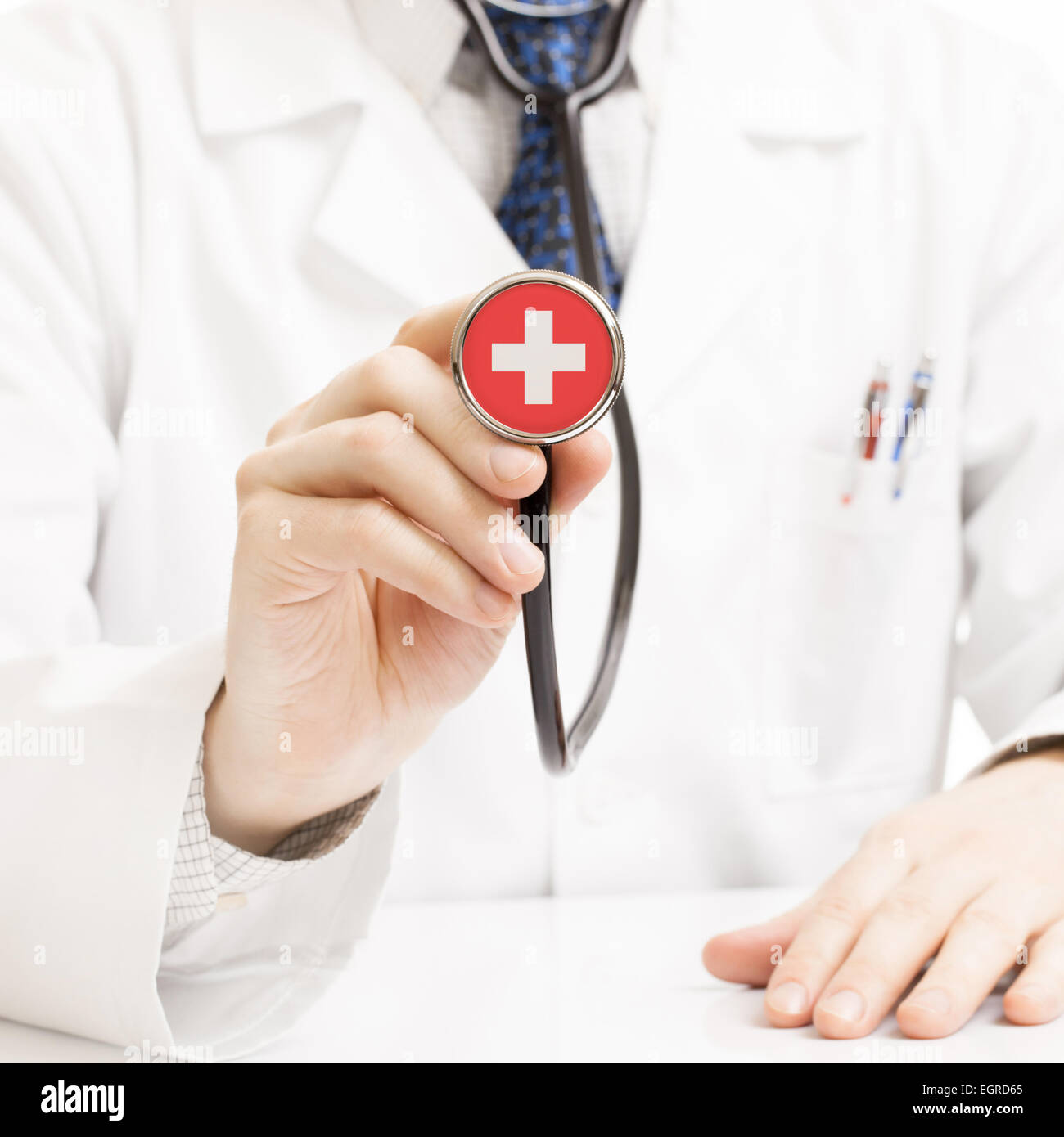 Arzt-Holding-Stethoskop mit Flag Serie - Schweiz Stockfoto