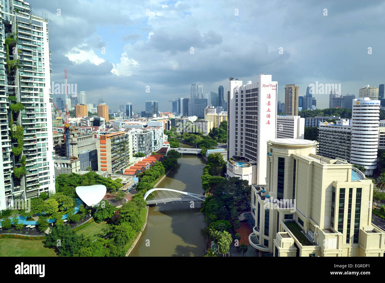 Blick auf Singapur mit dem Singapur River im Vordergrund. Stockfoto