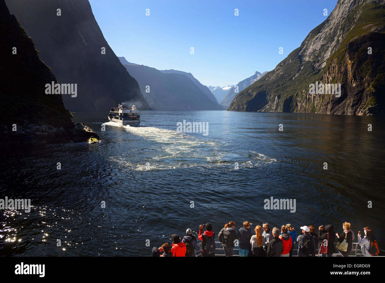 Touristen genießen einen Anblick Seeingboat Ausflug in Milford Sound im Fiordland-Nationalpark auf der Südinsel, Neuseeland. Stockfoto