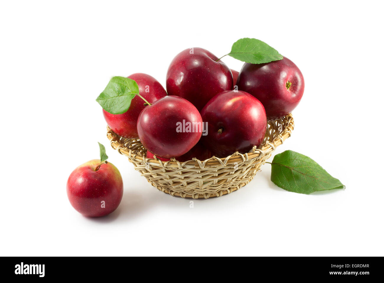 Reifen, roten Apfel auf einem weißen Hintergrund Stockfoto