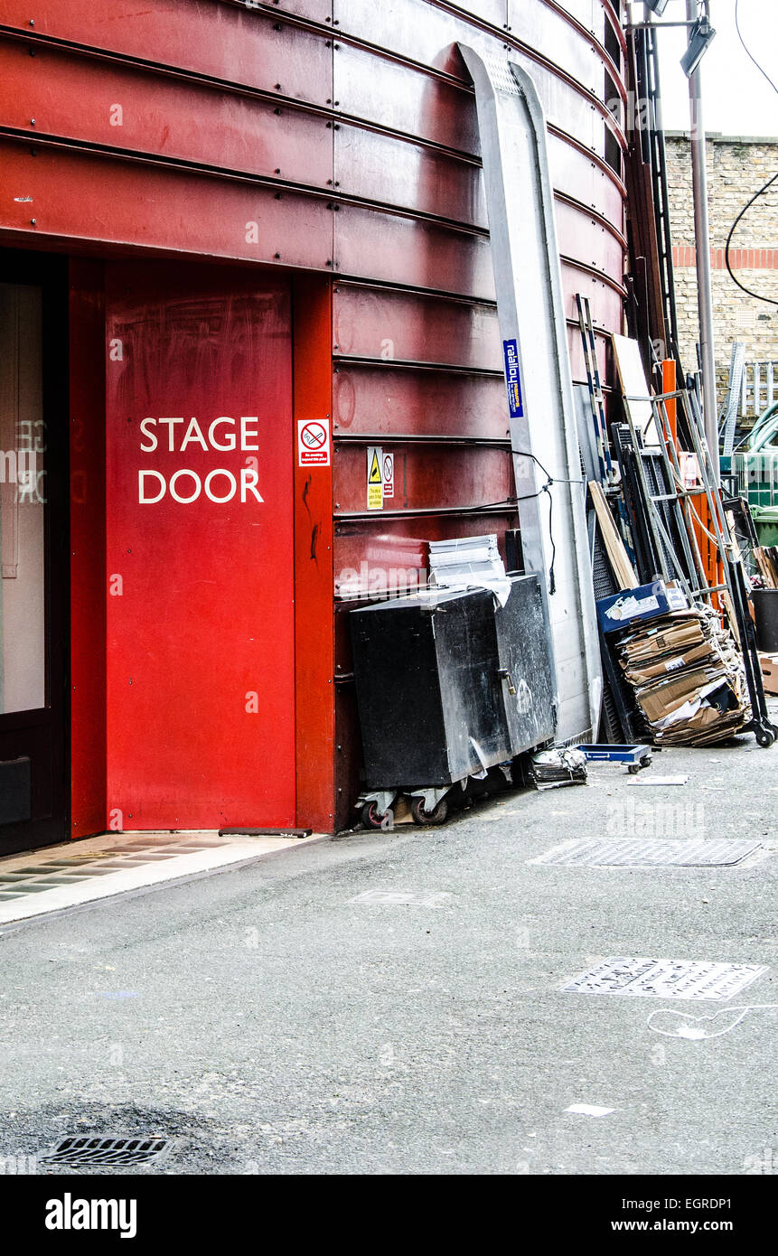 Stage Door mit dem Royal Court Theatre, eine nicht-kommerzielle Theater am Sloane Square, im Royal Borough von Kensington, London, Großbritannien. Gasse Stockfoto