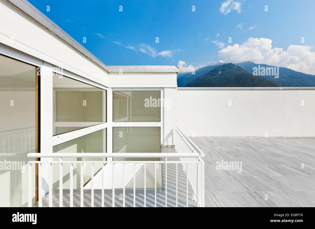 große Terrasse von einem modernen weißen Haus Stockfoto