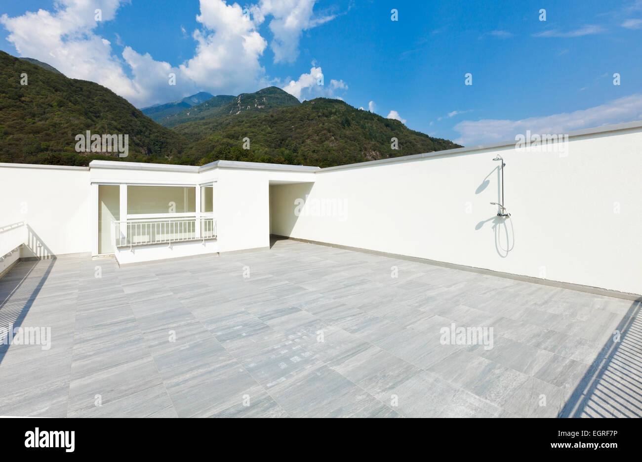 große Terrasse von einem modernen weißen Haus Stockfoto