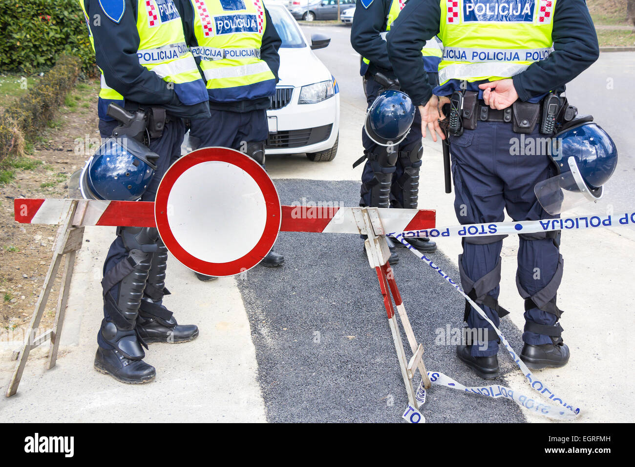 Polizisten in Jacken Sichtbarkeit und Schutzschilde im Dienst Stockfoto