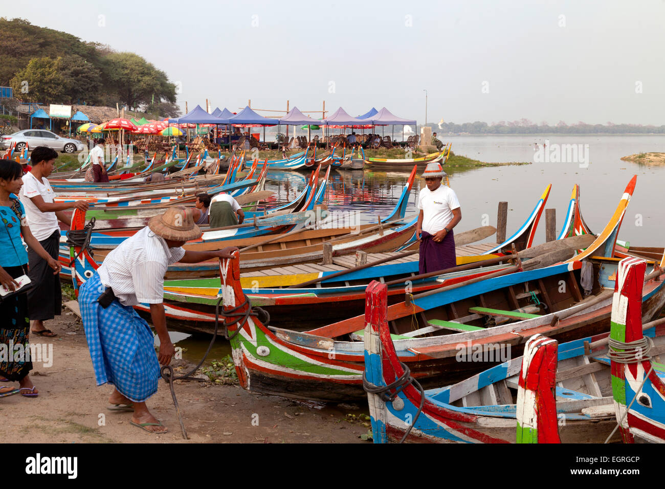 Bunten Boote am Ufer des Taungthaman Lake, Mandalay, Myanmar (Burma), Asien Stockfoto