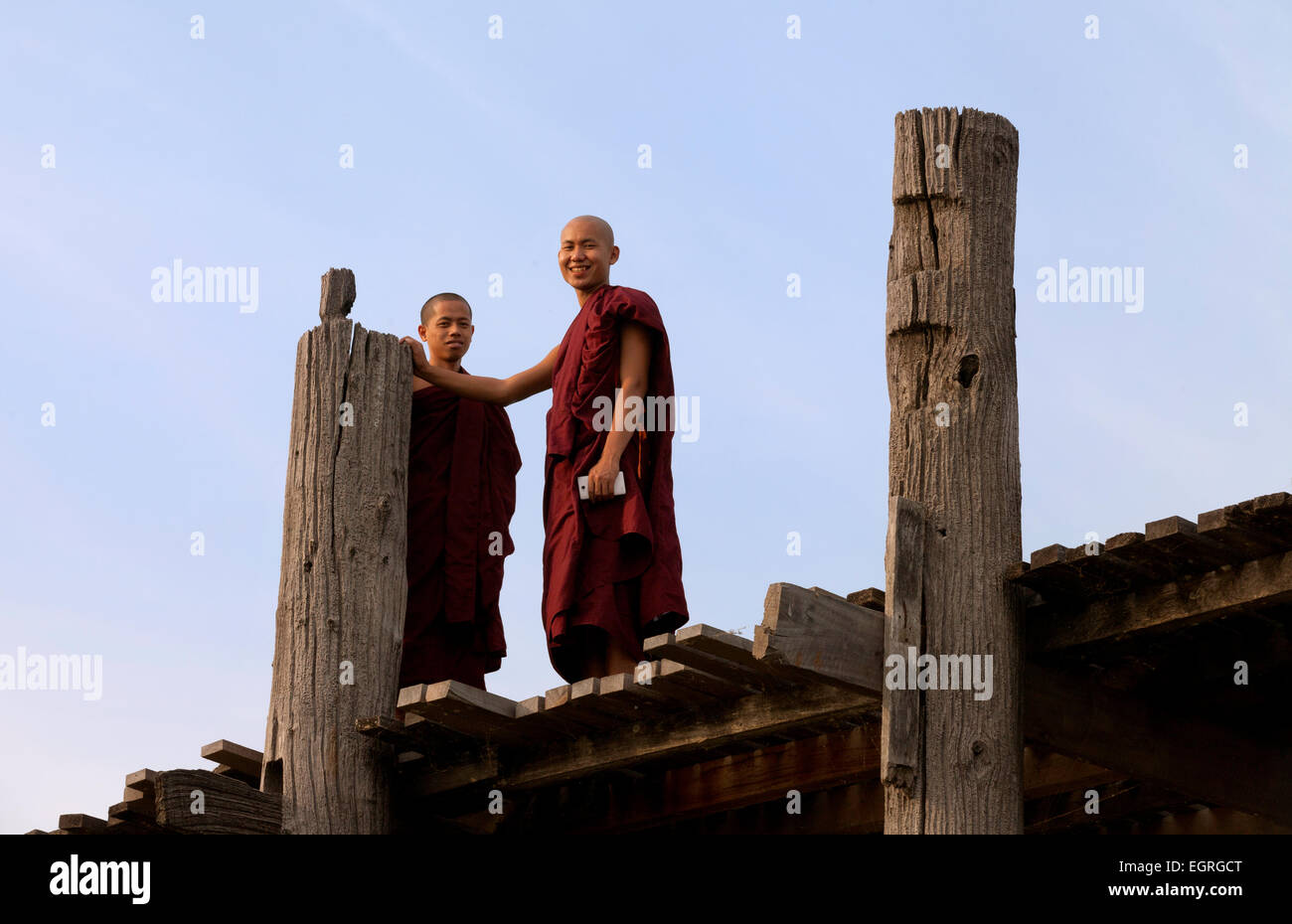 Zwei buddhistische Mönche auf U Bein Brücke, Mandalay, Myanmar (Burma), Asien Stockfoto