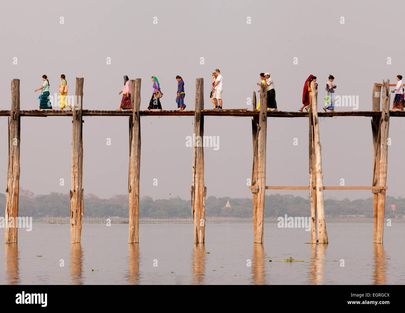 Menschen zu Fuß über die U Bein Brücke über den Taungthaman See, Mandalay, Myanmar (Burma), Asien Stockfoto