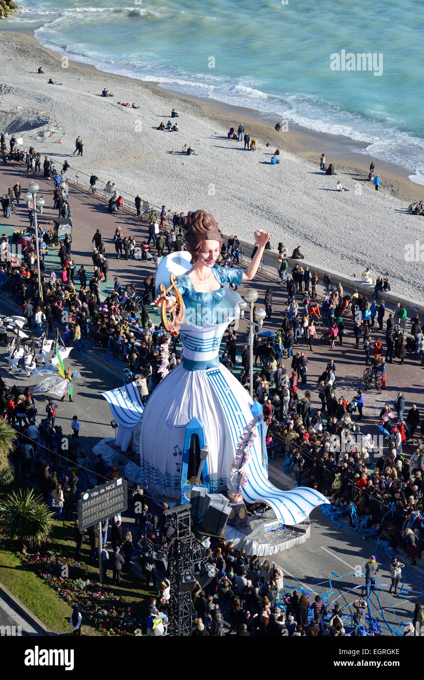 Menschenmengen beobachten die Königin bei der Karnevalsparade von Nizza im Jahr 2015 auf der berühmten Promenade des Anglais. Nizza, Alpes-Maritimes, Französische Riviera, Frankreich. Stockfoto