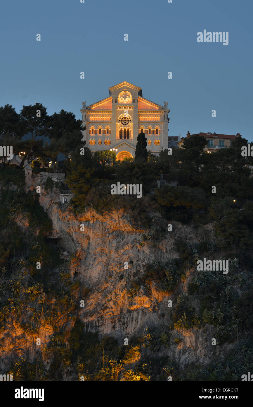 Kathedrale von Saint-Nichola am Rande einer 60 Meter hohen Klippe in der Dämmerung. Bezirk von Monaco-Ville (auch bekannt als Le Rocher), Fürstentum Monaco. Stockfoto