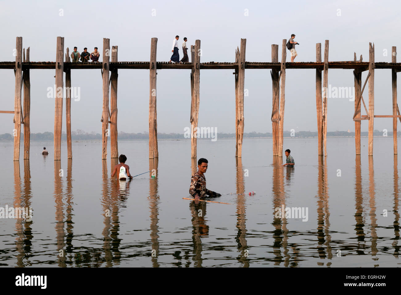 Fischern, die in dem Wasser, Taungthaman-See, durch die U Bein Brücke, Mandalay, Myanmar (Burma), Asien Stockfoto