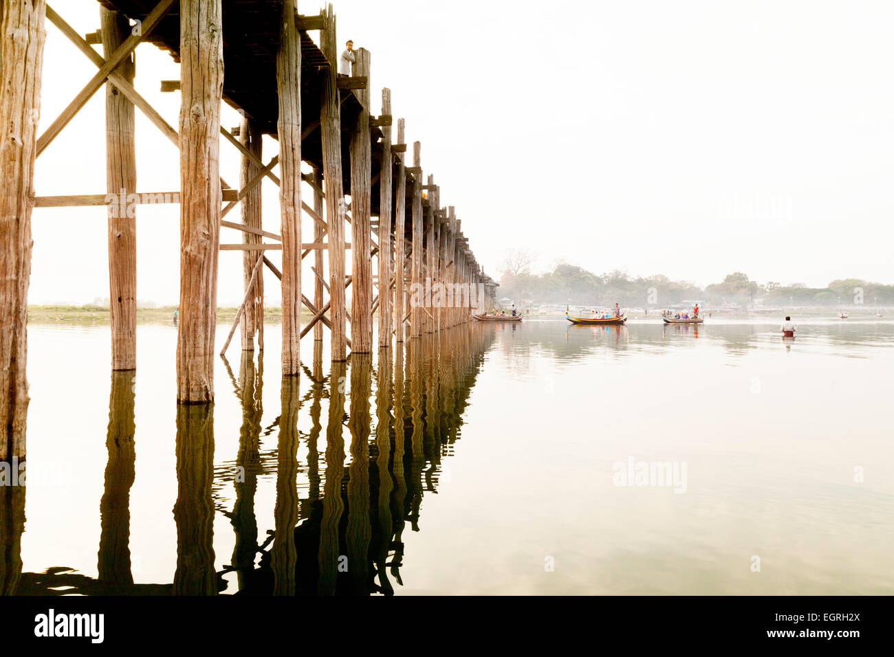 U Bein Brücke bei Sonnenaufgang;  Taungthaman See, Mandalay, Myanmar (Burma), Asien Stockfoto