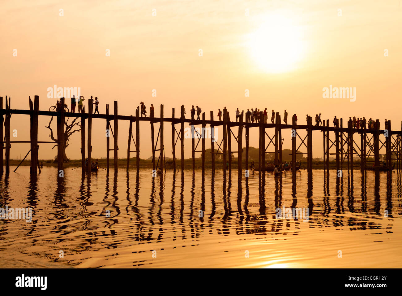 Menschen, überqueren die U Bein Brücke über den Taungthaman-See bei Sonnenuntergang, Mandalay, Myanmar (Burma), Asien Stockfoto