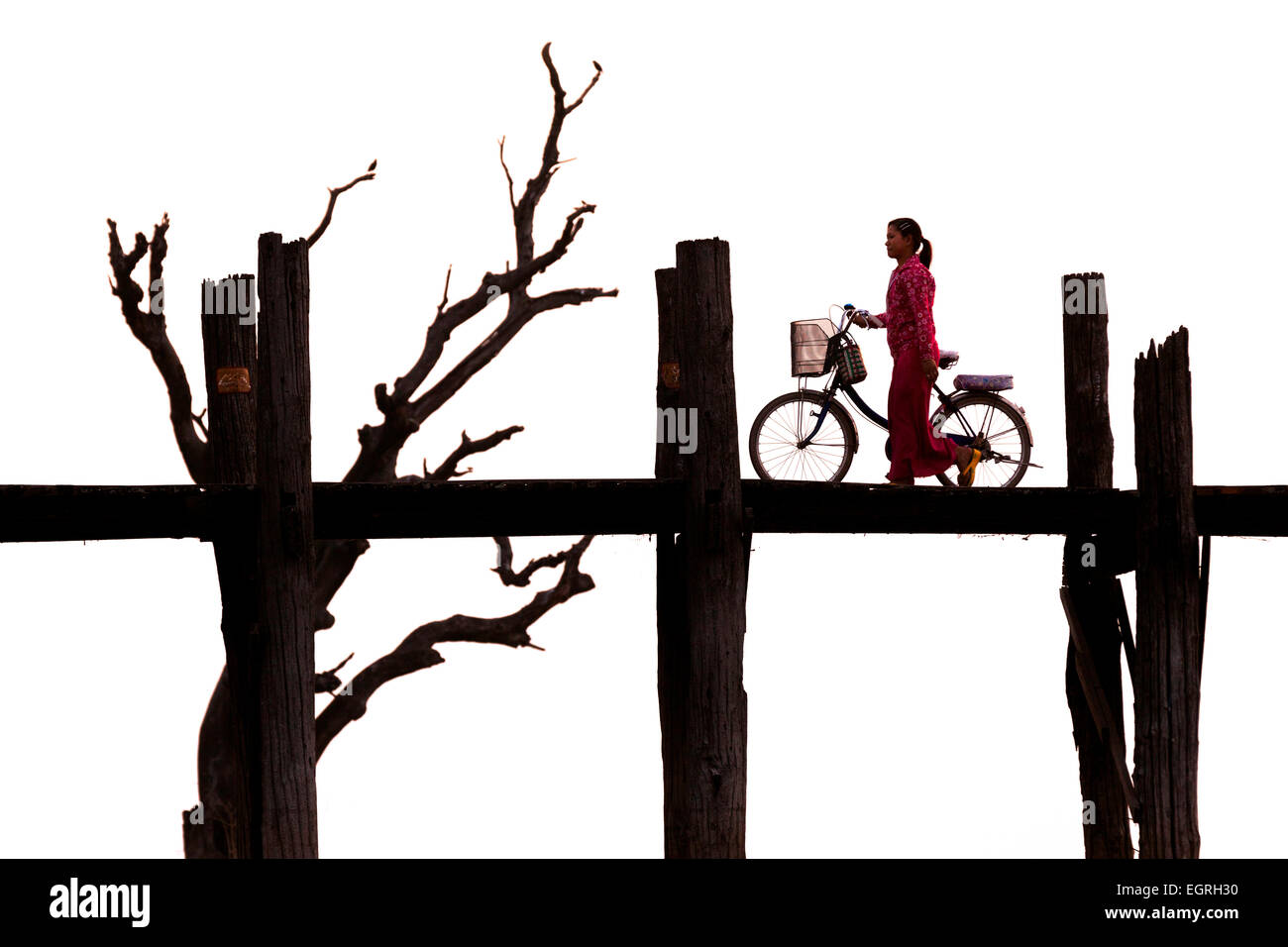 Eine Frau treibt ein Fahrrad auf U Bein Brücke, Mandalay, Myanmar (Burma), Asien Stockfoto