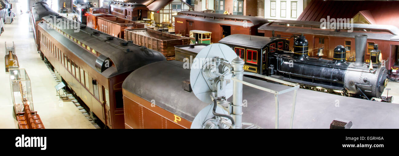 Ronks, PA, USA - 22. Februar 2015: Antike Waggons und Zusatzausrüstung auf Schienen in der Nähe von einer Plattform ein Modell-Bahnhof Stockfoto