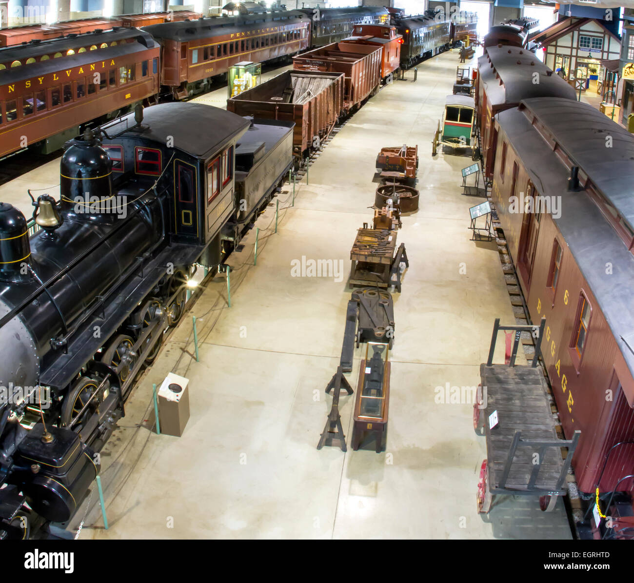 Ronks, PA, USA - 22. Februar 2015: Antike Waggons und Zusatzausrüstung auf Schienen in der Nähe von einer Plattform ein Modell-Bahnhof Stockfoto