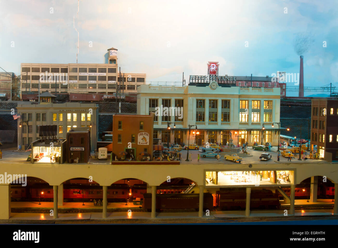 Ronks, PA, USA - 22. Februar 2015: Modell Eisenbahnstation mit unterirdischen Spuren Stockfoto