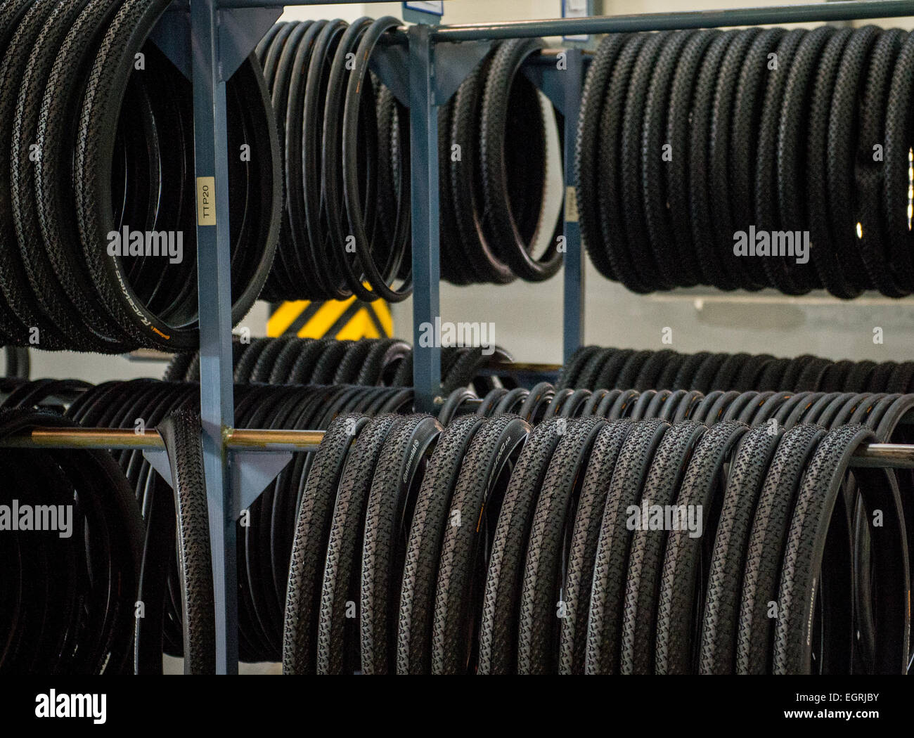 Reihen von Fahrradreifen sind auf dem Display an der Produktion Website  Reifen Hersteller "Continental-Reifen" in Hefei, China, 12. November 2015.  Foto: Ole Spata/dpa Stockfotografie - Alamy