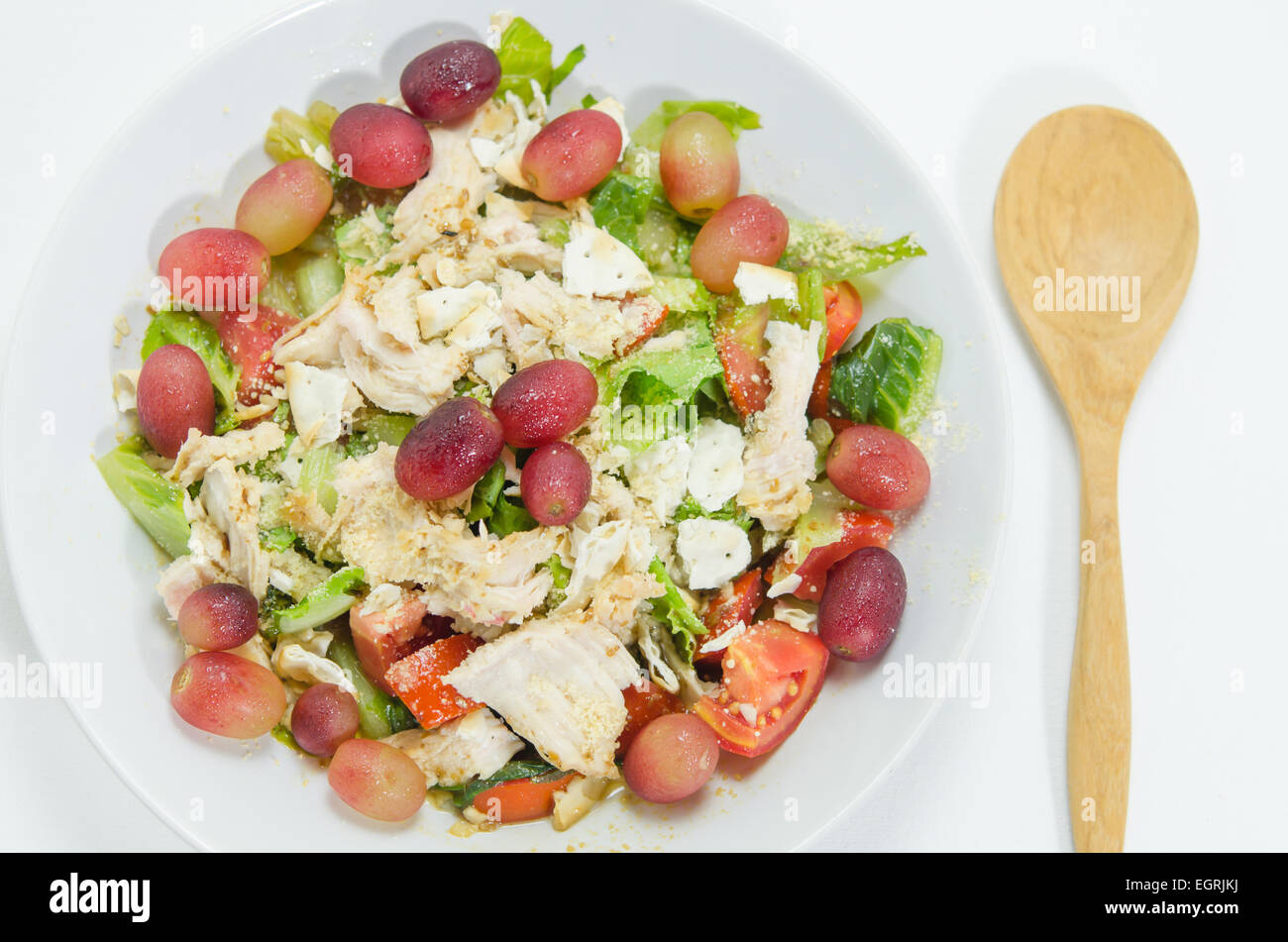 Mix Salat mit Trauben und Huhn auf weiße Schale Stockfoto
