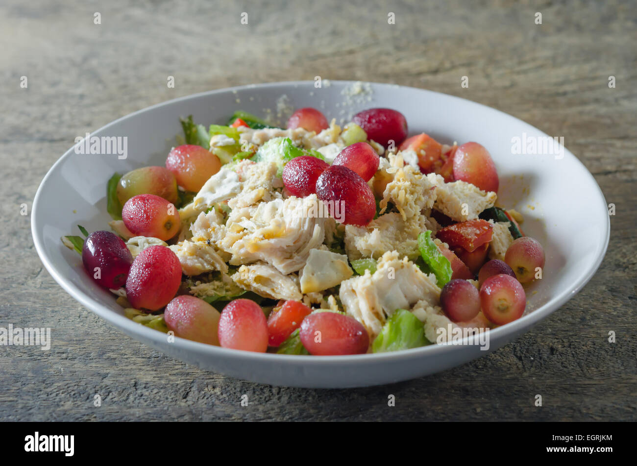 Mix Salat mit Trauben und Huhn auf weiße Schale Stockfoto