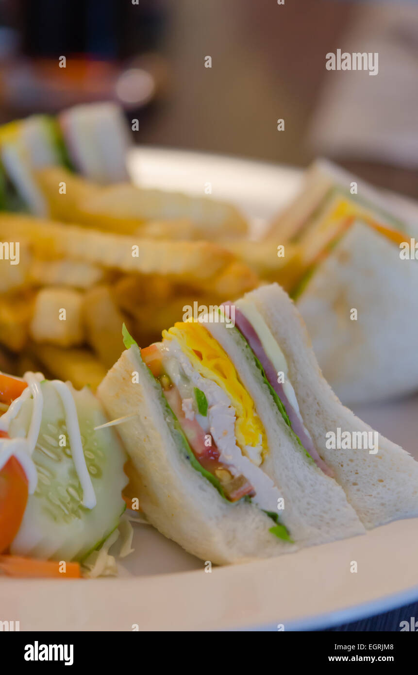 Leckere Club-Sandwich mit Pommes bei einem Abendessen Stockfoto