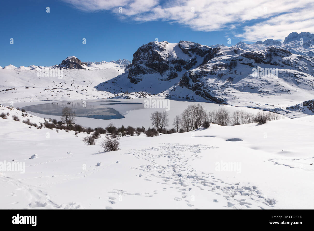 Halb zugefrorenen Enol See in Covadonga im Nationalpark Picos de Europa, Asturien, Spanien. Stockfoto