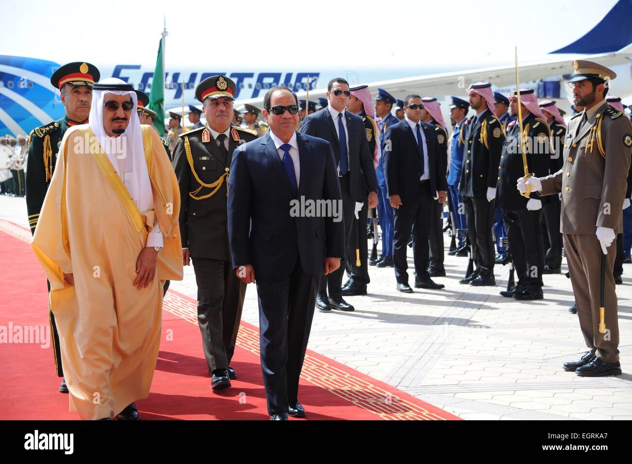 Riyadh, Saudi Arabien. 1. März 2015. Das Handout Foto aus Ägypten die staatliche Nachrichtenagentur MENA zeigt, dass Saudi-Arabiens König Salman (L, vorn) begrüßt den Besuch Ägyptens Präsident Abdel Fattah al-Sisi (R, vorne) am Flughafen in Riyadh, Saudi Arabien, auf 1. März 2015. Besuch der ägyptische Präsident Abdel Fattah al-Sisi und Saudi-Arabiens König Salman bin Abdulaziz eingehende Gespräche geführt in Riad am Sonntag in den dornigen regionalen Ausgaben, nach Saudi Press Agency. Bildnachweis: MENA/Xinhua/Alamy Live-Nachrichten Stockfoto