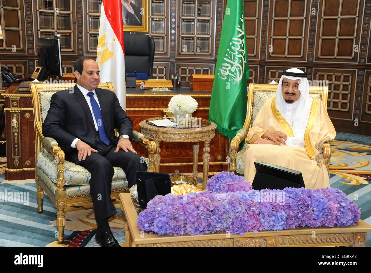 Riyadh, Saudi Arabien. 1. März 2015. Das Handout Foto von Ägyptens staatliche Nachrichtenagentur MENA zeigt, dass Saudi-Arabien King Salman (R) trifft Besuch Ägyptens Präsident Abdel Fattah al-Sisi in Riyadh, Saudi Arabien, am 1. März 2015. Besuch der ägyptische Präsident Abdel Fattah al-Sisi und Saudi-Arabiens König Salman bin Abdulaziz eingehende Gespräche geführt in Riad am Sonntag in den dornigen regionalen Ausgaben, nach Saudi Press Agency. Bildnachweis: MENA/Xinhua/Alamy Live-Nachrichten Stockfoto