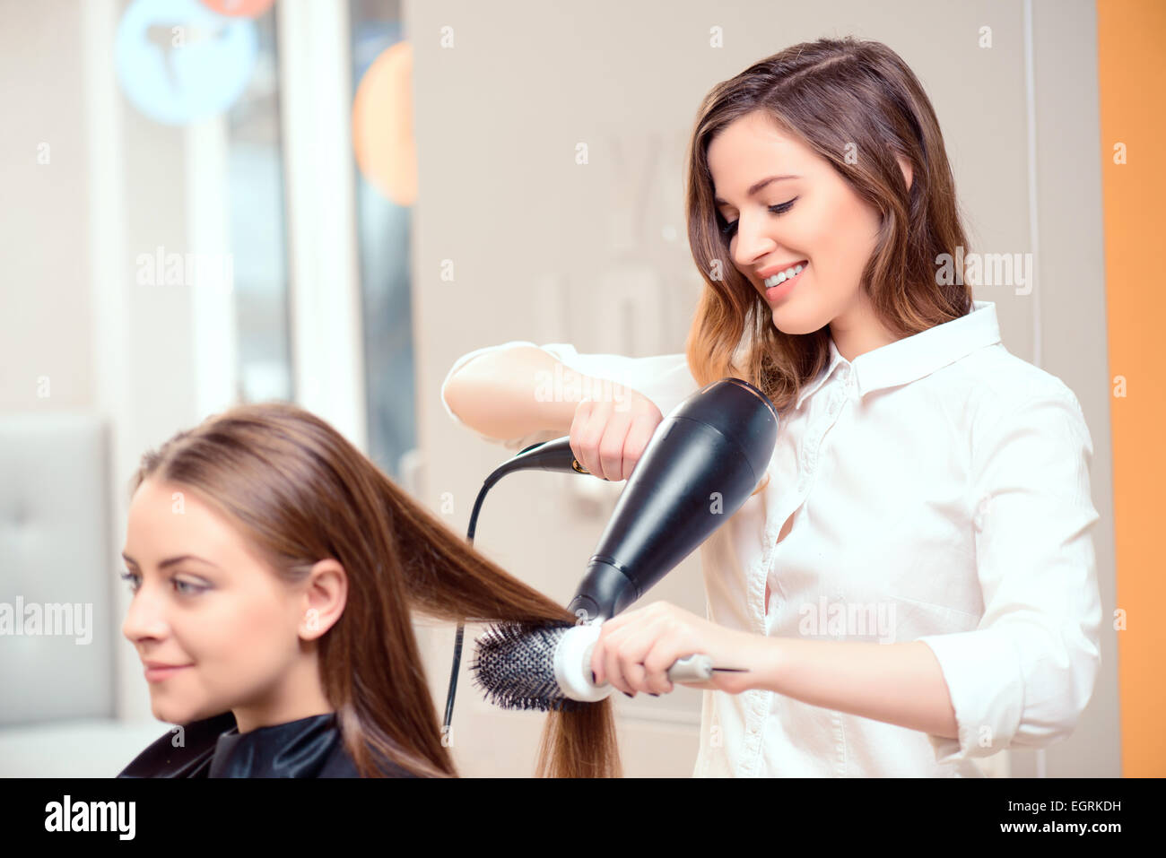 Schöne Frau im Friseursalon Stockfoto