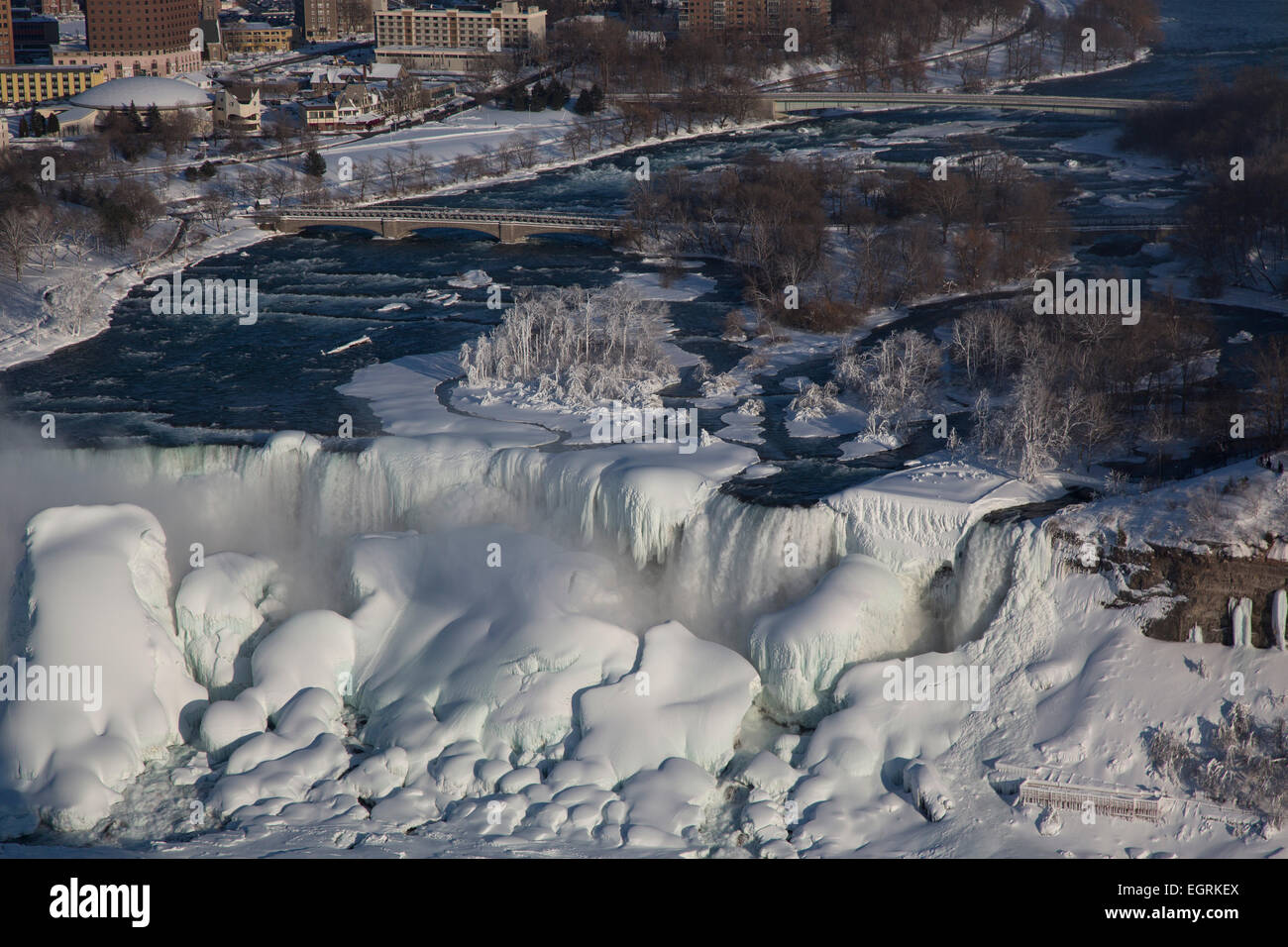 Niagara Falls, Ontario - Niagara Falls im Winter. Die amerikanischen Wasserfälle ist stark im Eis überzogen. Stockfoto