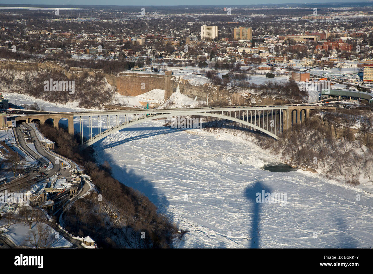 Niagara Falls, Ontario - The Rainbow Bridge internationale Grenze überqueren die gefrorenen Niagarafälle. Stockfoto