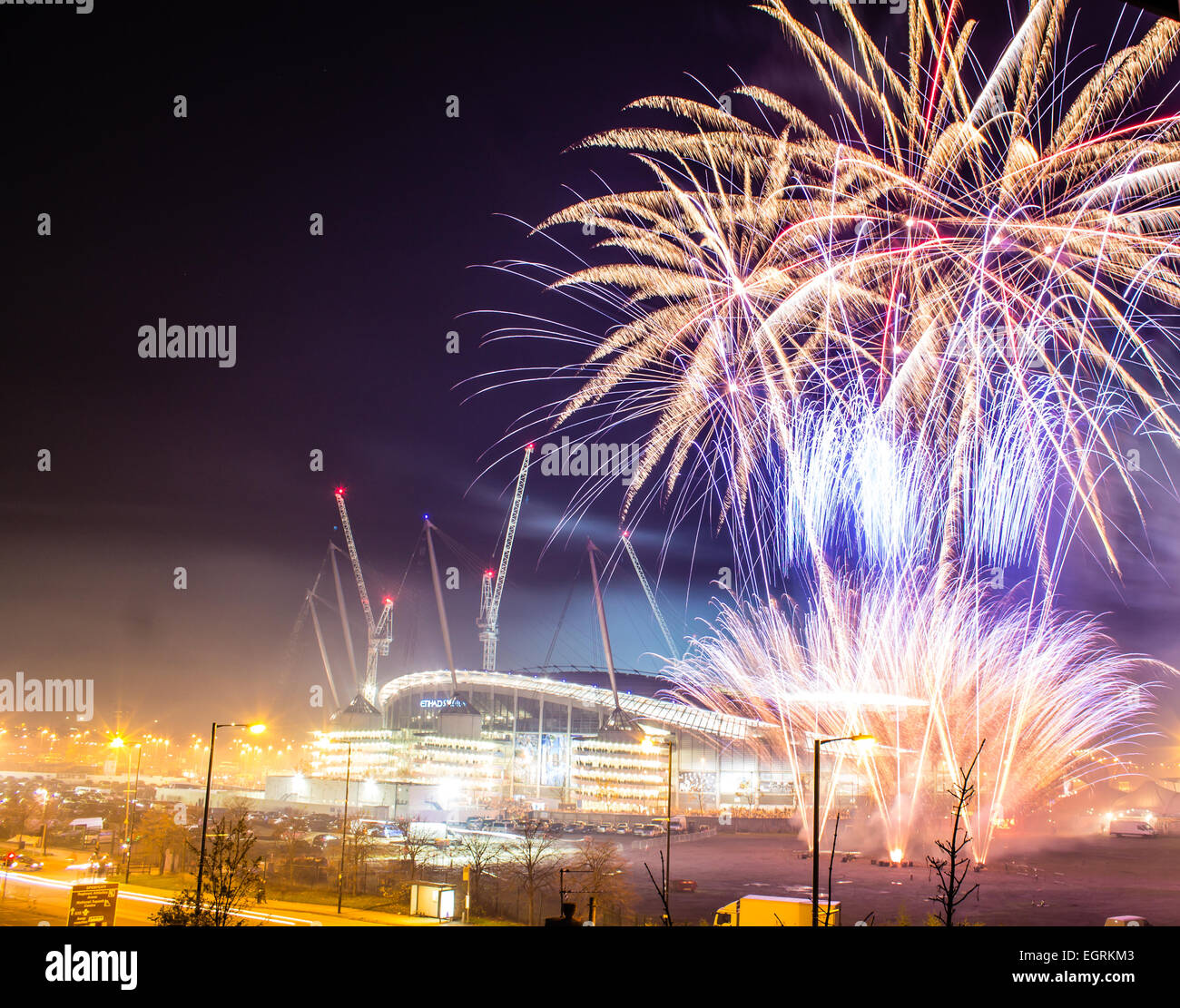 Etihad Stadium und Feuerwerk vor Bonfire Night Champions League Spiel Manchester City gegen ZSKA Moskau Stockfoto