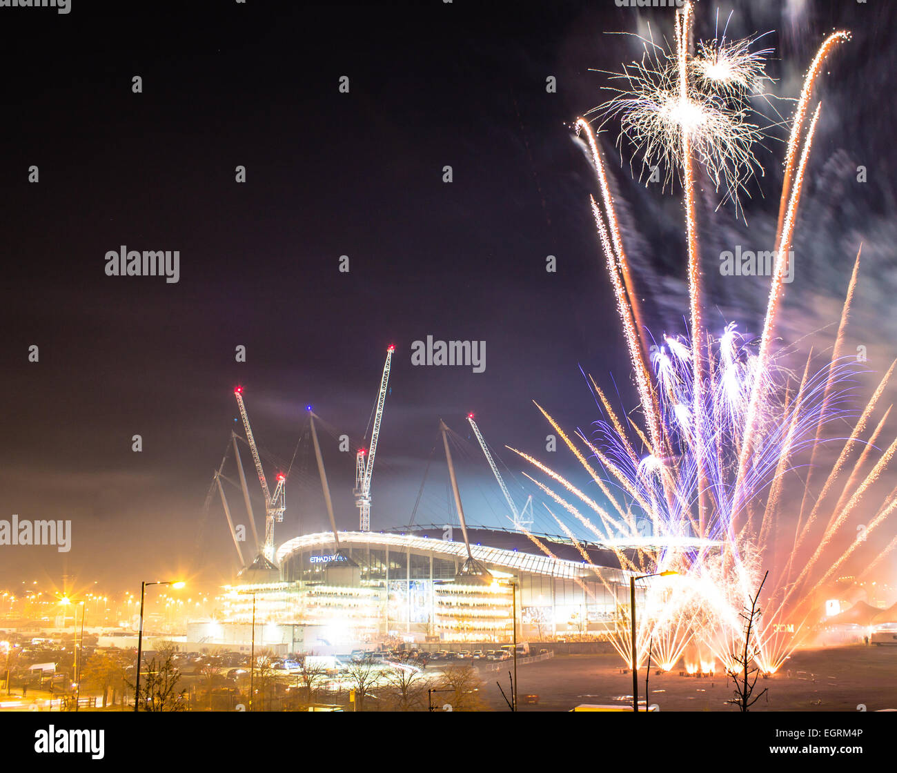 Etihad Stadium und Feuerwerk vor Bonfire Night Champions League Spiel Manchester City gegen ZSKA Moskau Stockfoto