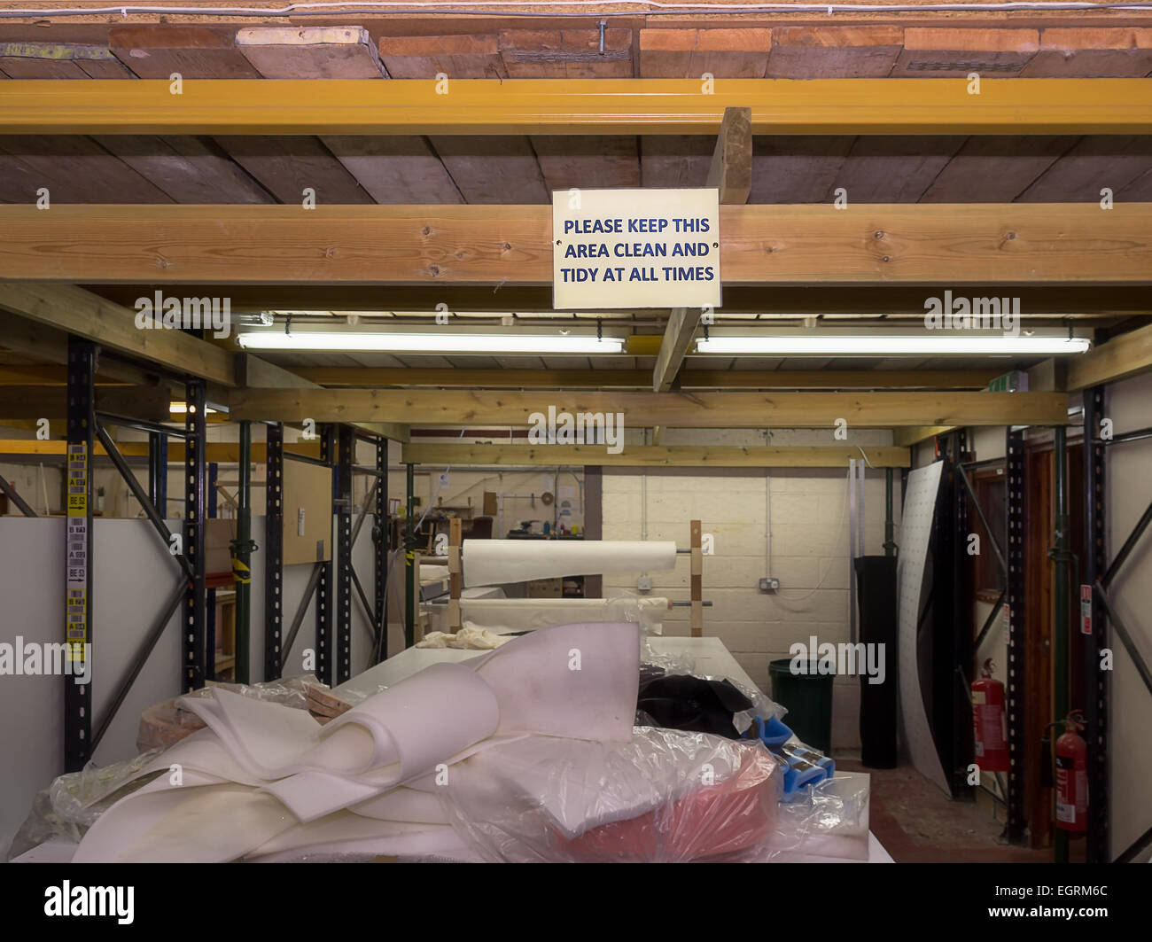 Ordnung, Chaos, ordentlich, sauber, Zeichen, Gerüst, Bauwerke, Bau-Barriere, Leuchtstofflampen, Decke, Holz, Informationen Stockfoto