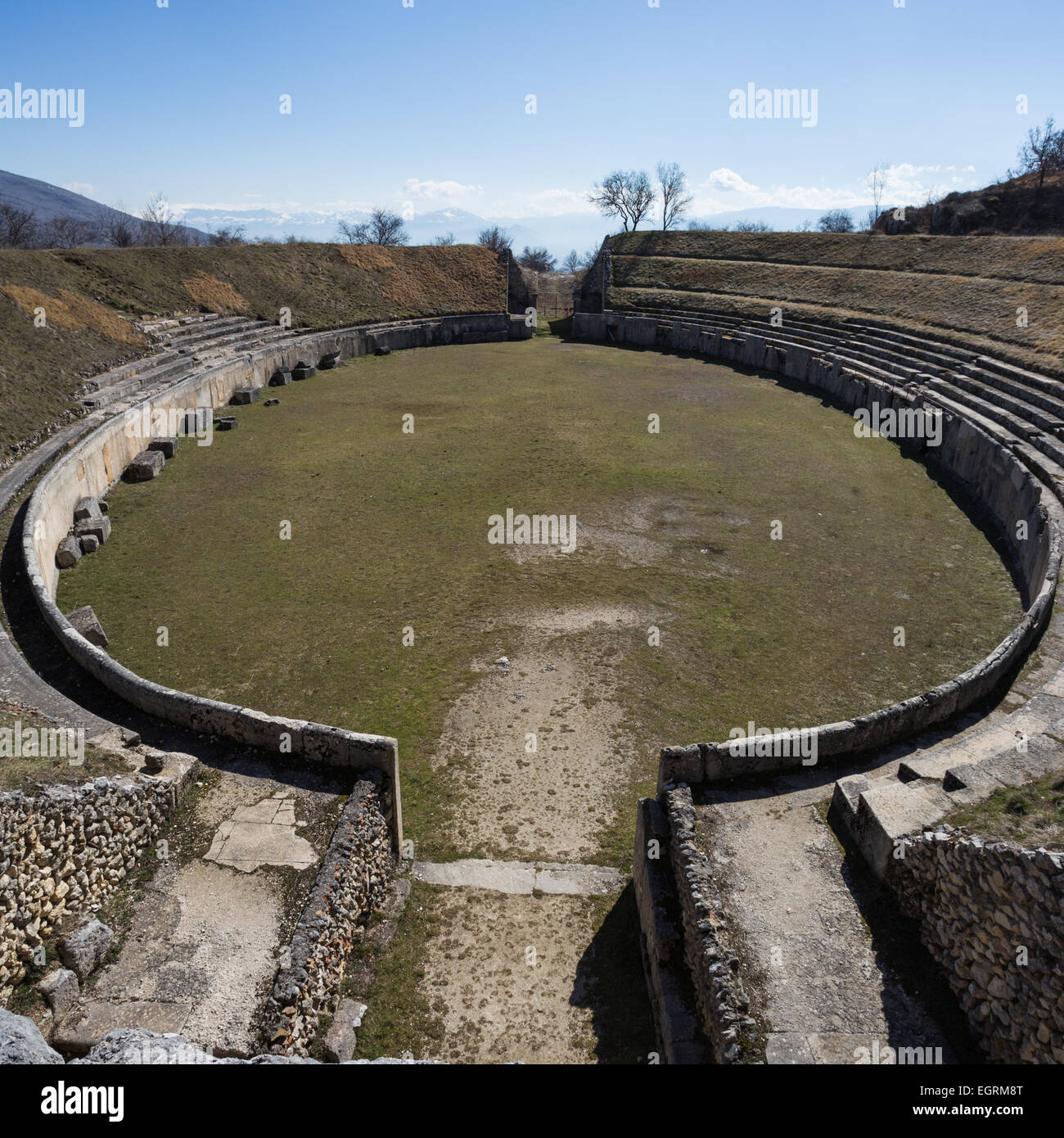 Alba Fucens (Italien) - Eine eindrucksvolle römische Ausgrabungsstätte mit Amphitheater, in einem öffentlichen Park vor Monte Velino Berg mit Schnee, Abruzzen Stockfoto