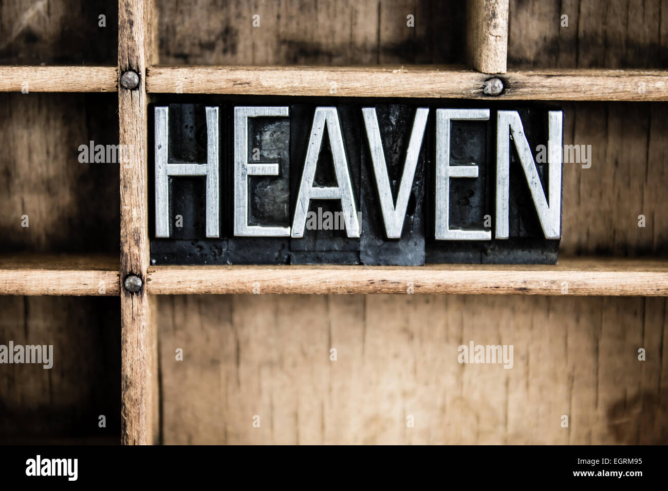 Das Wort "Himmel" in Vintage Metall Buchdruck Typ in einer Holzschublade mit Teilern geschrieben. Stockfoto